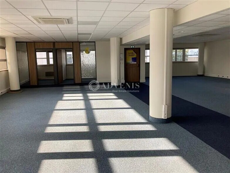 Office in Le Mans for lease - Building Photo - Image 2 of 12