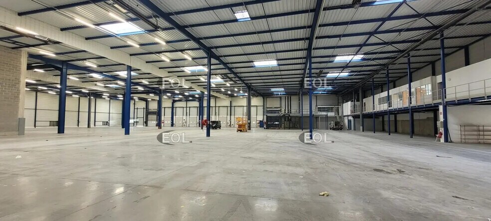 Industrial in Miribel for lease - Interior Photo - Image 1 of 6