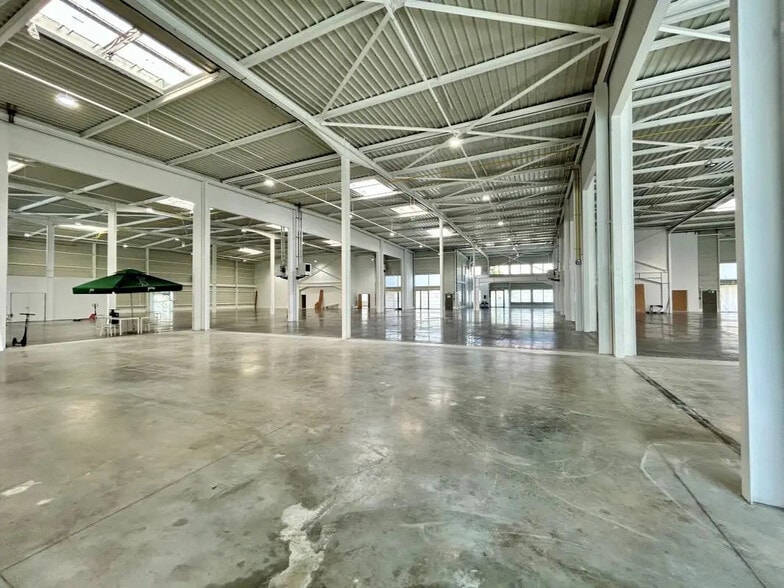 Flex in Le Blanc-Mesnil for lease - Building Photo - Image 3 of 17