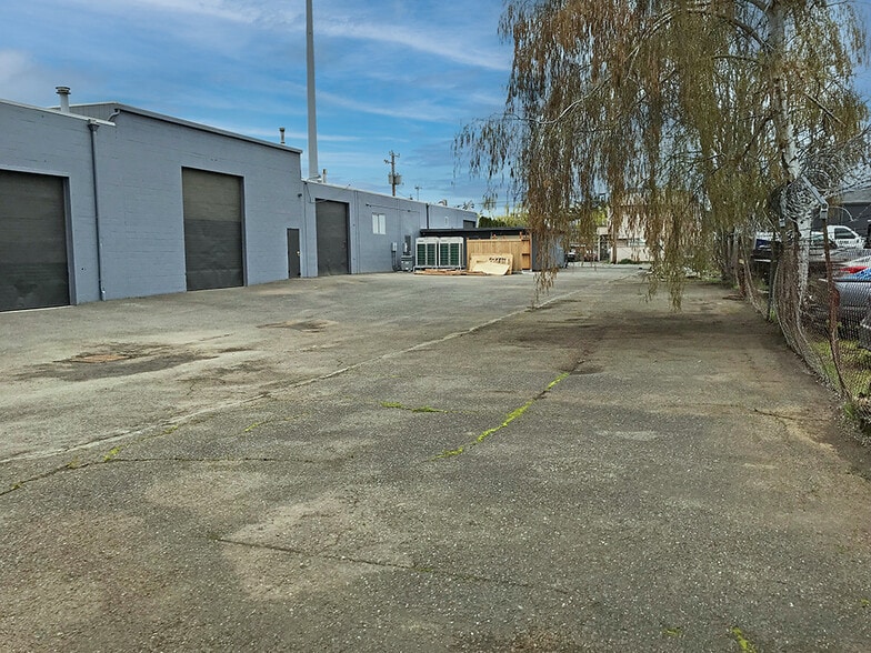 9952-9953 SE Pine St, Portland, OR for lease - Building Photo - Image 3 of 13