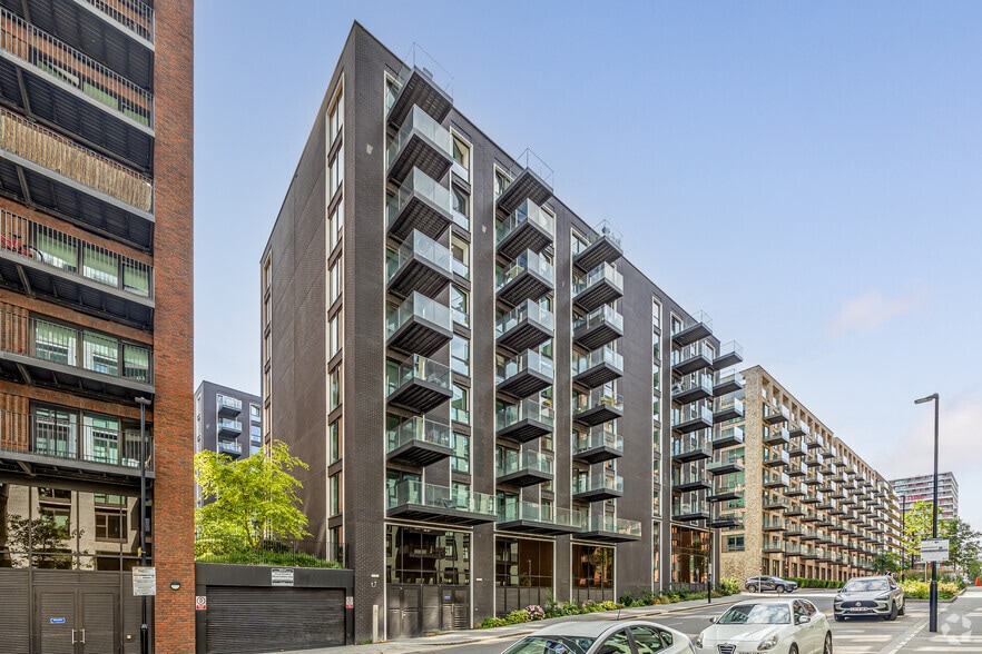 Royal Crest Av, London for sale - Primary Photo - Image 1 of 1