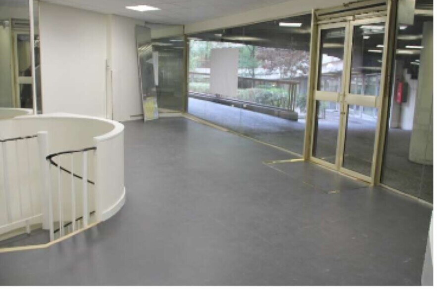 Office in Paris for lease - Building Photo - Image 2 of 9