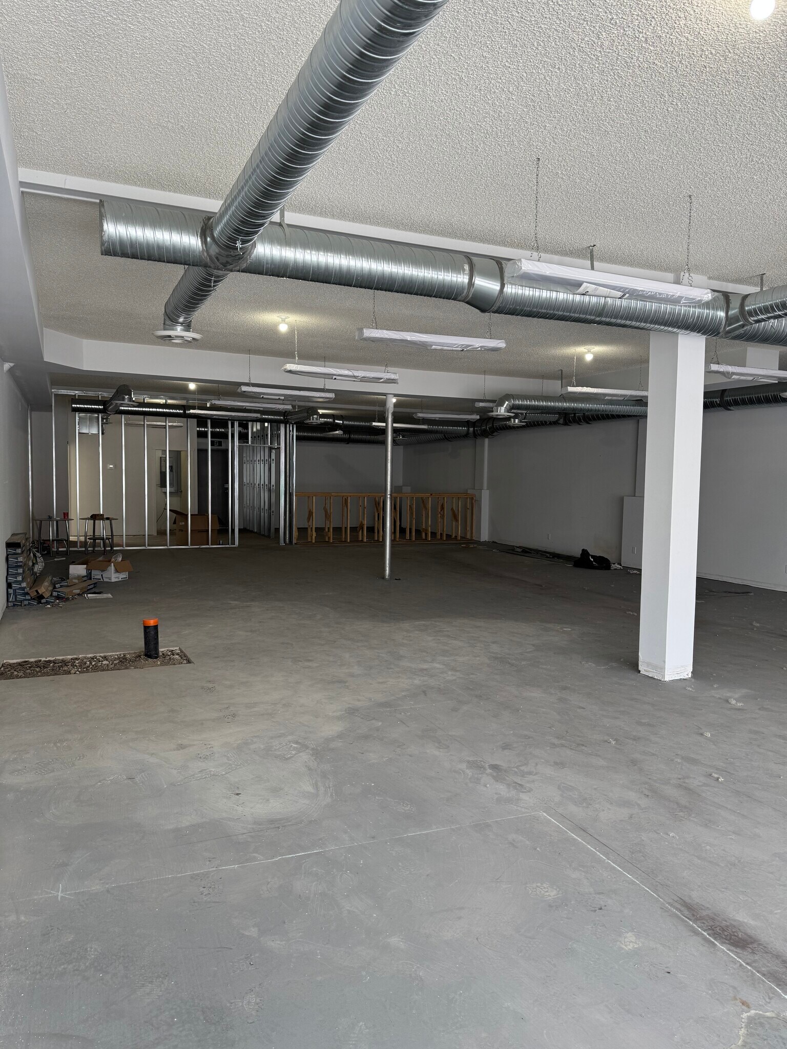 10054 158 St NW, Edmonton, AB for lease Interior Photo- Image 1 of 7