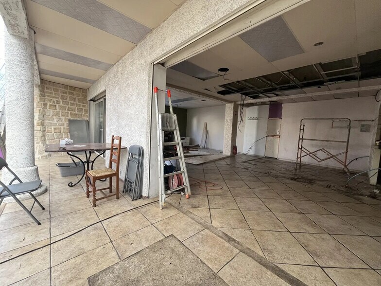 44 Route De Rouquairol, Nîmes for sale - Interior Photo - Image 2 of 8