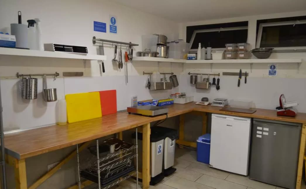 48 Lowtown, Pudsey for lease Interior Photo- Image 1 of 7