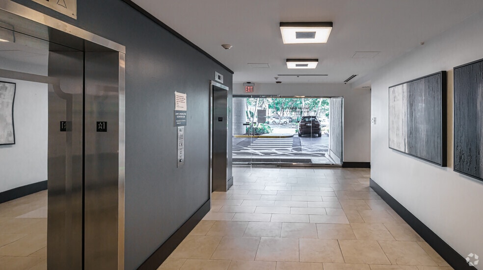 8211 W Broward Blvd, Plantation, FL for lease - Lobby - Image 3 of 4