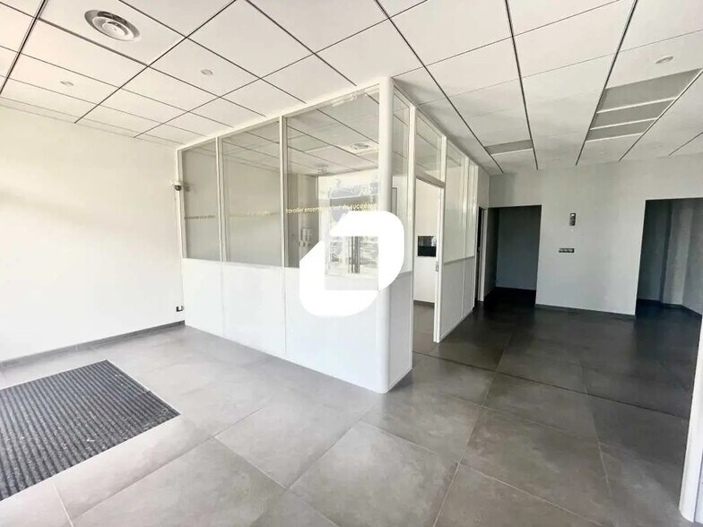 Office in Eysines for lease - Interior Photo - Image 1 of 8