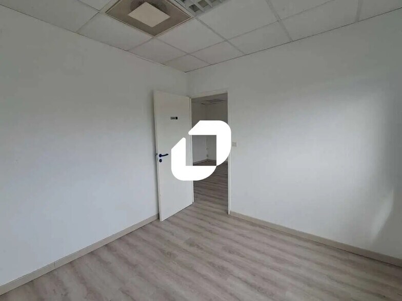 Office in Bordeaux for lease - Interior Photo - Image 3 of 20