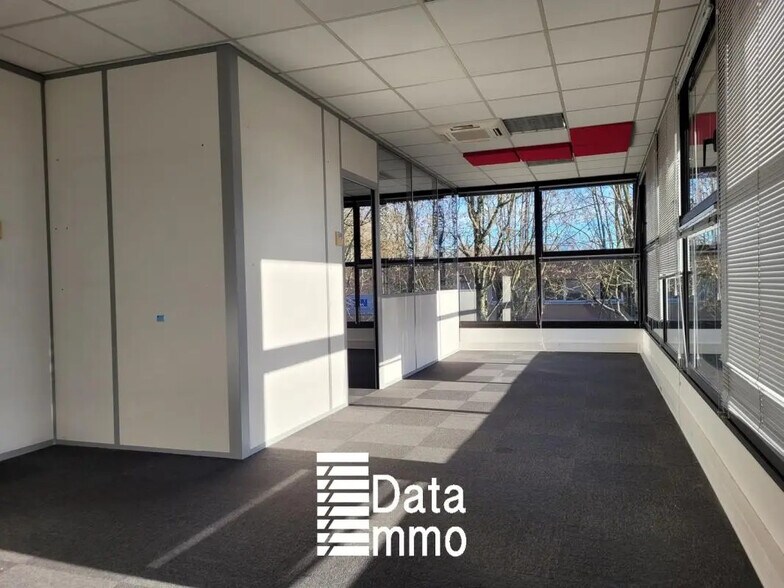 Office in Lognes for lease - Building Photo - Image 3 of 4