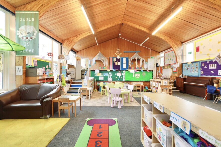 45 Hares Bank, Croydon for sale - Primary Photo - Image 1 of 1