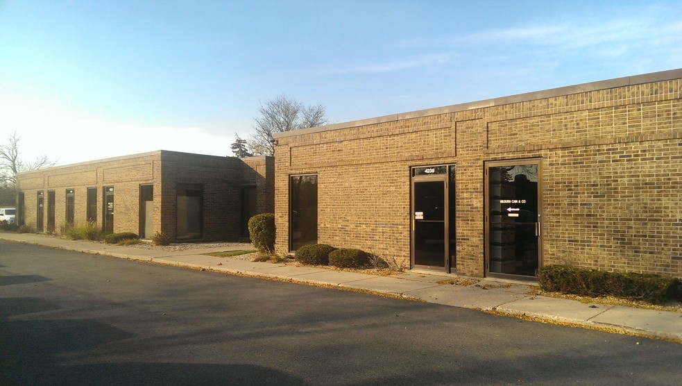 4211 Grove Ave, Gurnee, IL for lease - Building Photo - Image 2 of 4