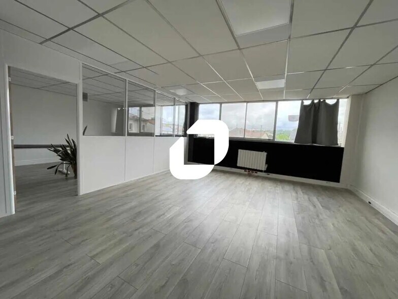 Office in Bordeaux for lease - Interior Photo - Image 2 of 11