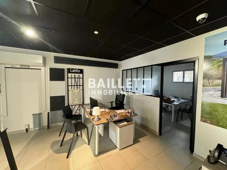 Retail in Mandelieu-la-Napoule for lease - Building Photo - Image 3 of 12