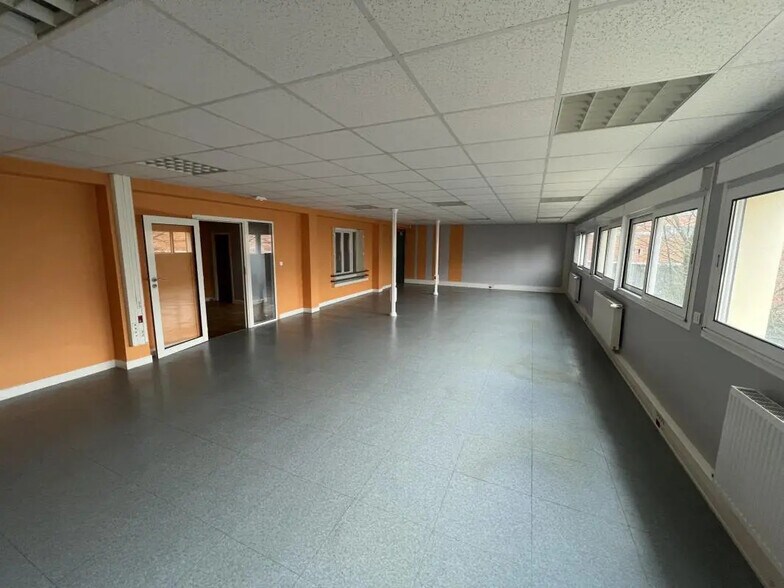 Office in Le Bourget for lease - Interior Photo - Image 2 of 10