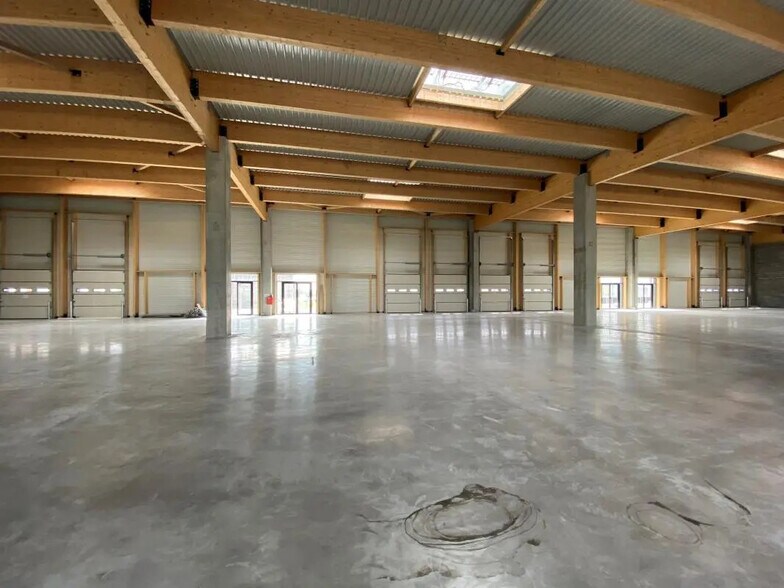 Flex in Lezennes for lease - Building Photo - Image 3 of 11