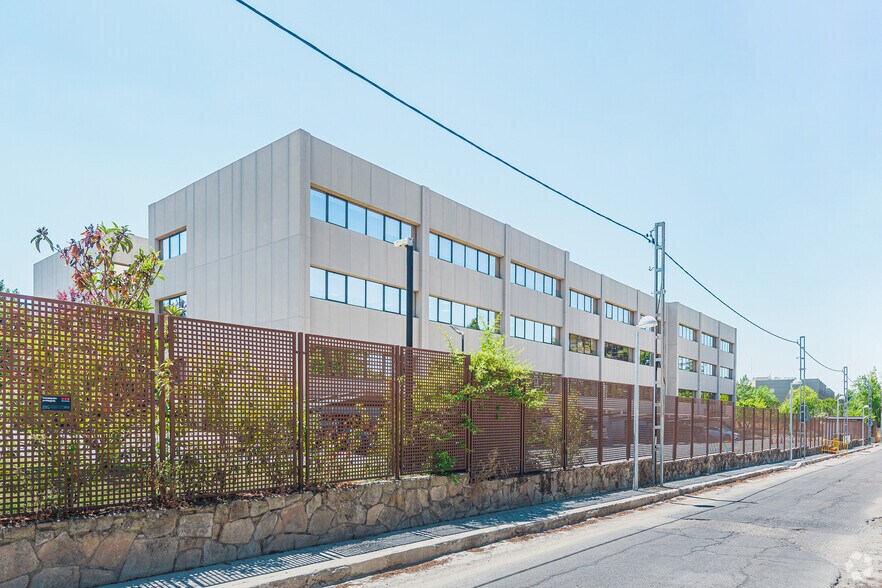 Calle Gobelas, 35-37, Madrid, Madrid for lease - Building Photo - Image 2 of 9