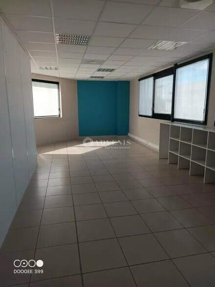 Office in  for lease - Interior Photo - Image 2 of 5