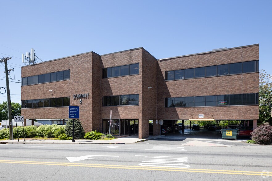 5 Summit Ave, Hackensack, NJ 07601