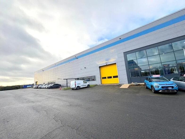 Industrial in Taverny for lease - Building Photo - Image 1 of 8