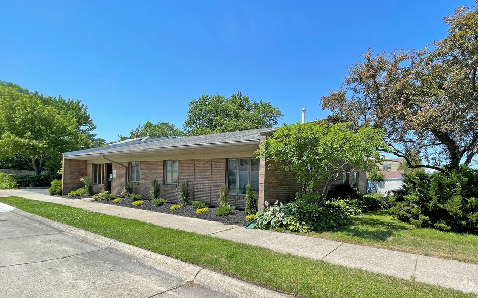 24053 Jefferson Ave, Saint Clair Shores, MI for sale - Building Photo - Image 2 of 6