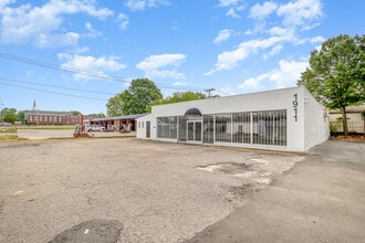 1911 E Ozark Ave, Gastonia, NC for sale Interior Photo- Image 2 of 20
