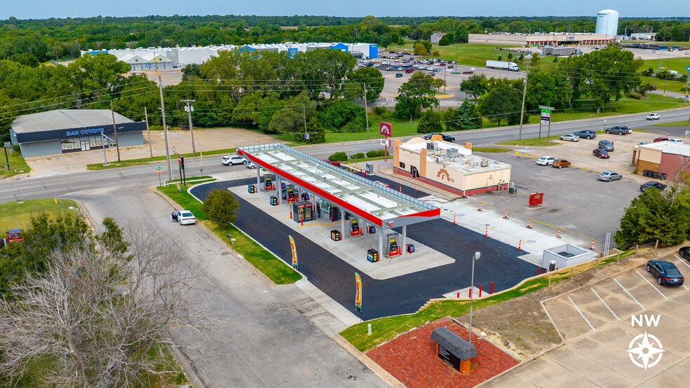 2504 N Summit St, Arkansas City, KS for sale - Building Photo - Image 2 of 4