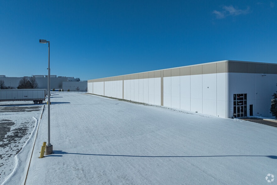 333 Gibraltar Dr, Bolingbrook, IL for lease - Building Photo - Image 3 of 5