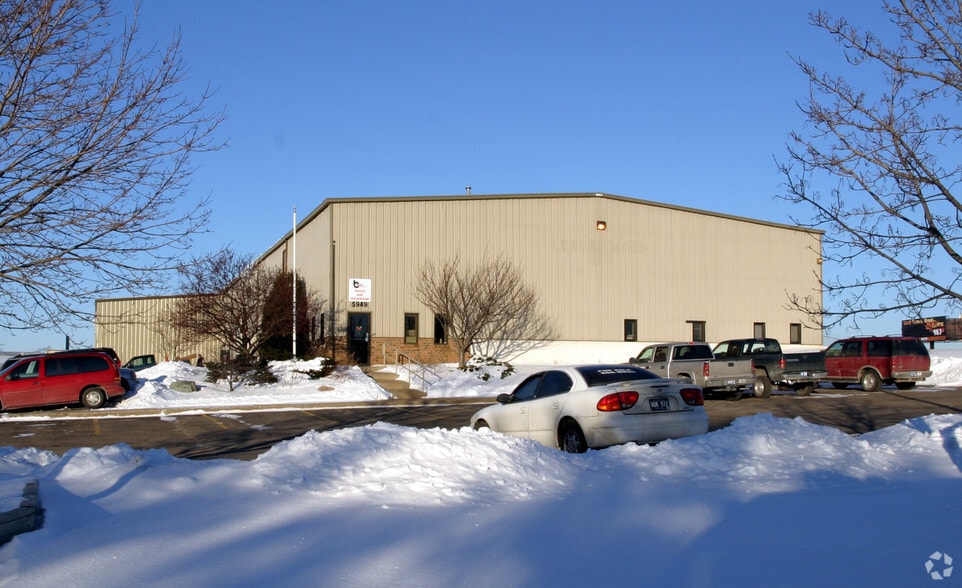 5949 Clay Ave SW, Grand Rapids, MI for lease - Primary Photo - Image 1 of 3