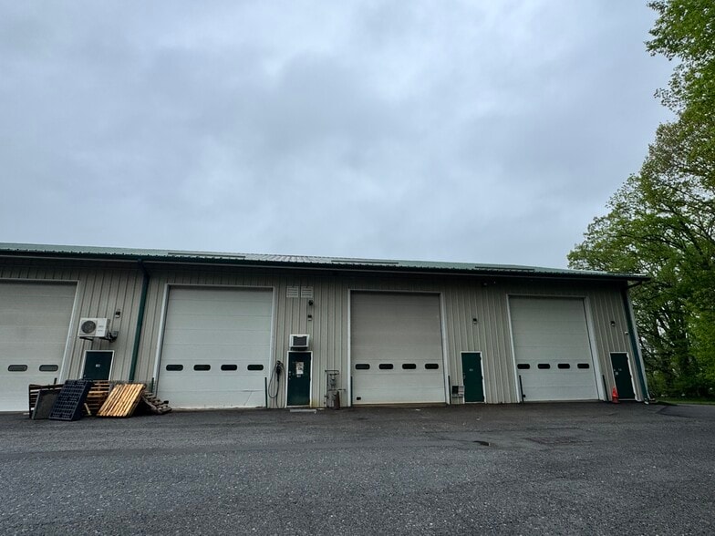 72 Airport Dr, Wappingers Falls, NY for lease - Building Photo - Image 2 of 2