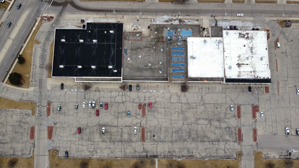 1319-1413 Creston Park Dr, Janesville, WI for sale - Building Photo - Image 2 of 17