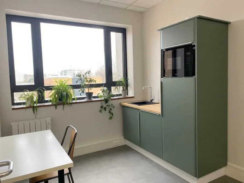 Office in Saint-Germain-en-Laye for lease - Interior Photo - Image 3 of 13