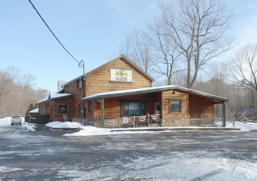 654 Saratoga Rd, Burnt Hills, NY for sale - Primary Photo - Image 1 of 1