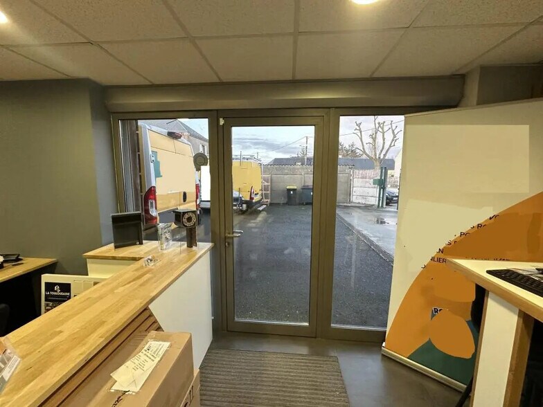 Industrial in Dammarie for lease - Building Photo - Image 2 of 13