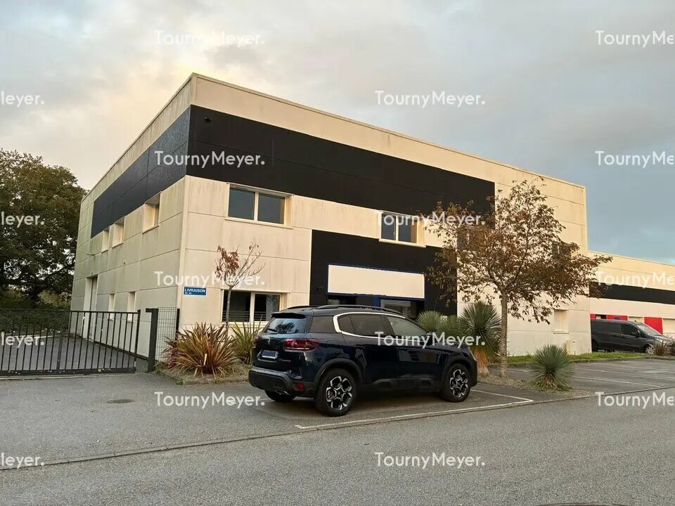 Flex in Crach for lease Building Photo- Image 1 of 8