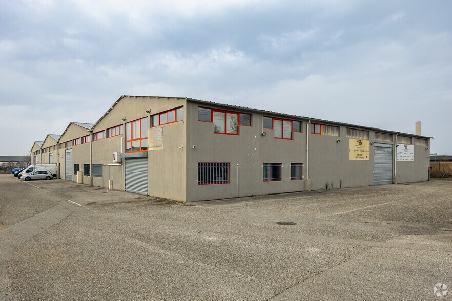 Flex in Décines-Charpieu for lease - Primary Photo - Image 1 of 2