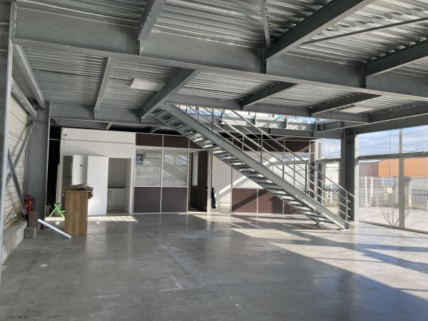 Flex in Saint-Cyprien for lease - Interior Photo - Image 2 of 4