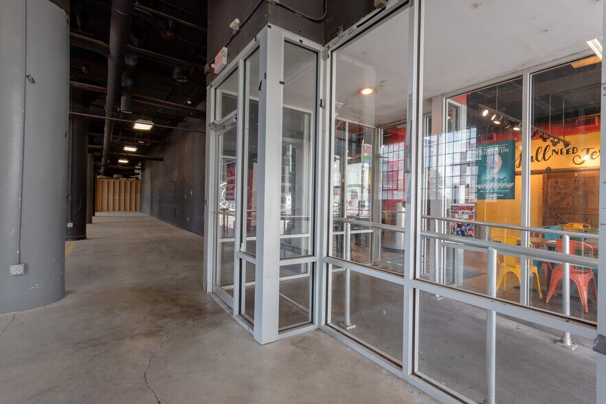 107-123 E Markham St, Little Rock, AR for lease - Building Photo - Image 2 of 14