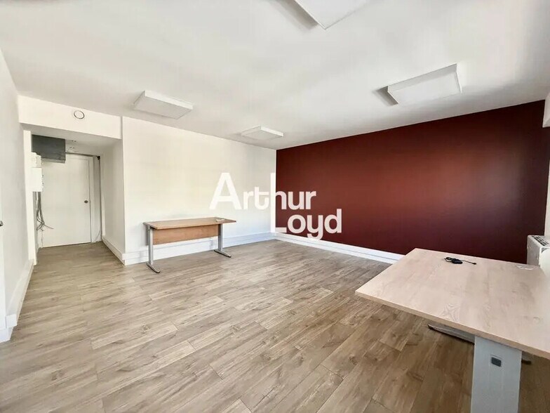 Office in Le Cannet for lease - Interior Photo - Image 1 of 5