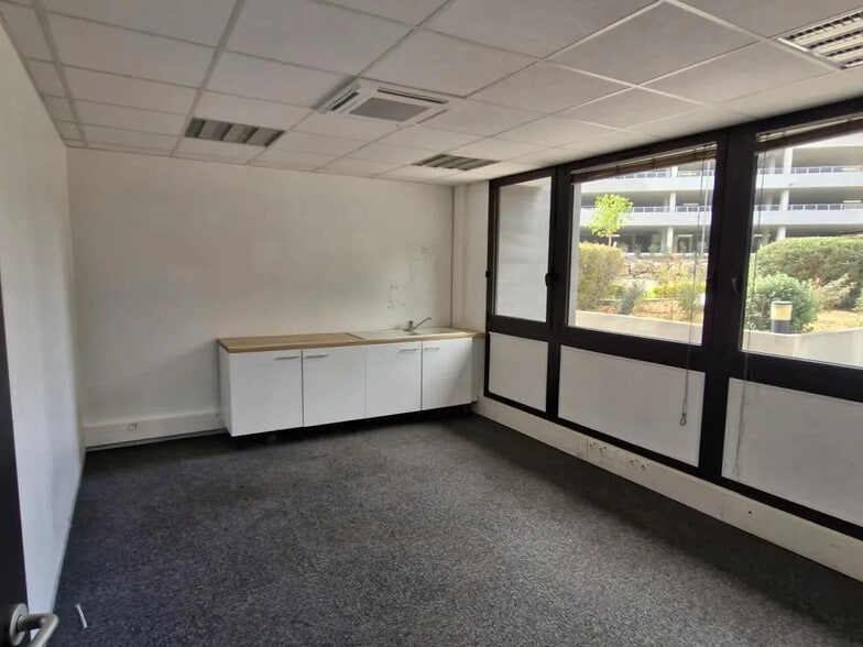 Office in SOPHIA ANTIPOLIS for lease - Interior Photo - Image 2 of 7