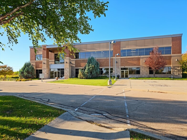 4901 Eastpark Blvd, Madison, WI for lease - Building Photo - Image 2 of 13