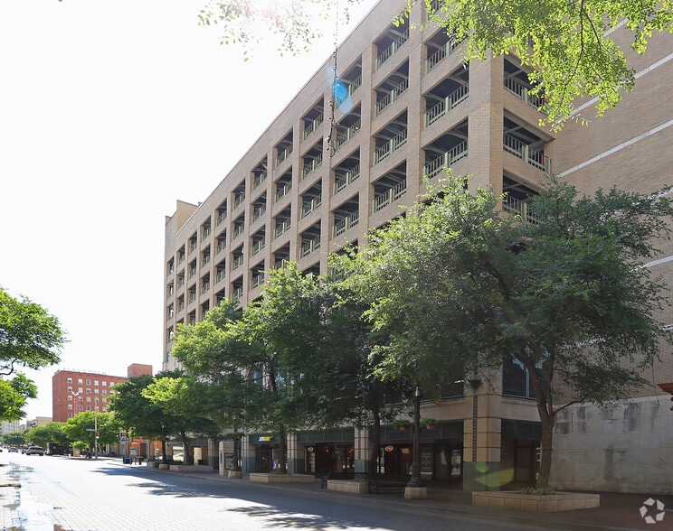 240-260 E Houston St, San Antonio, TX for lease - Building Photo - Image 3 of 3