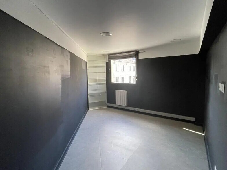 Retail in Vannes for lease - Interior Photo - Image 3 of 3