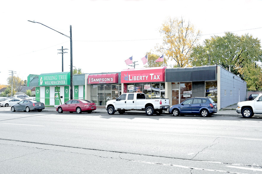 15270-15304 E 8 Mile Rd, Detroit, MI for sale - Building Photo - Image 2 of 6