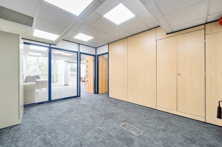 23-25 Bridge St, Pinner for sale - Building Photo - Image 2 of 18