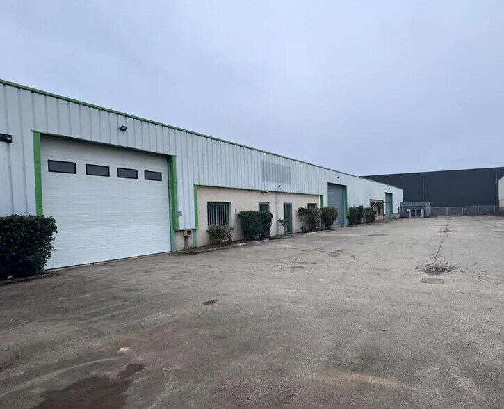 Office in Pusignan for lease - Building Photo - Image 3 of 5