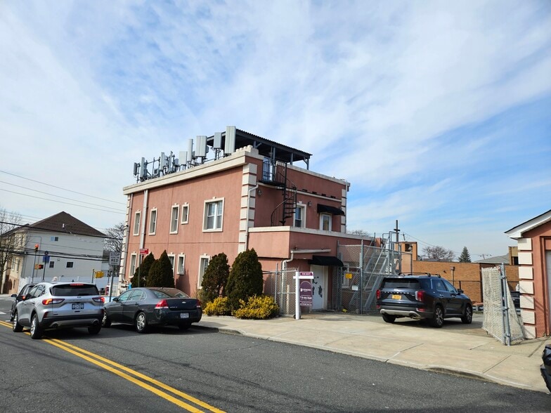 303 Bradley Ave, Staten Island, NY 10314 Office for Lease
