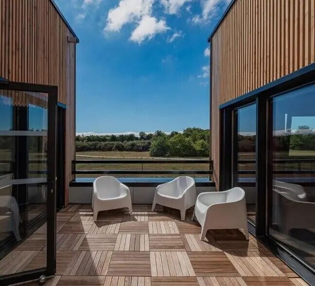 Flex in Saint-Genis-Laval for sale - Building Photo - Image 2 of 3