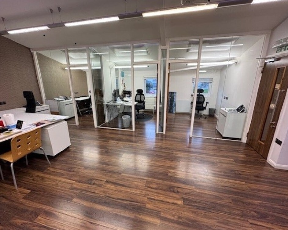 Avion Crescent, London for lease Interior Photo- Image 1 of 6