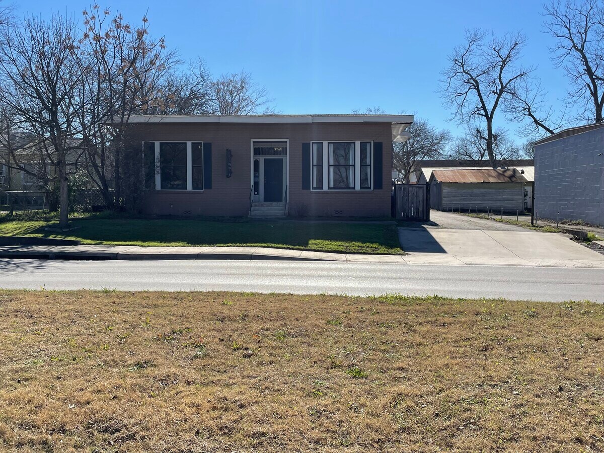 140 S Walnut Ave, New Braunfels, TX 78130