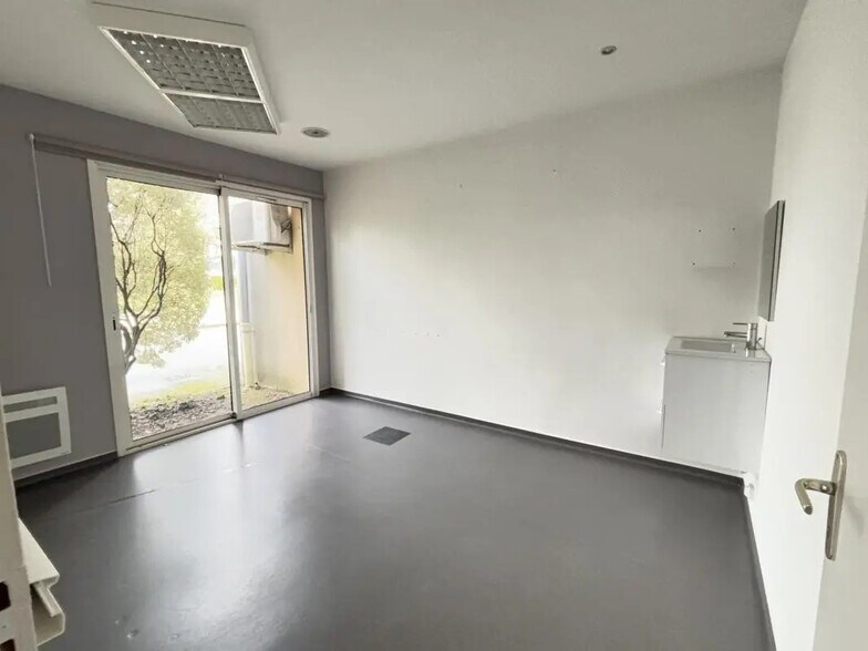 Retail in Vayres for lease - Interior Photo - Image 2 of 9